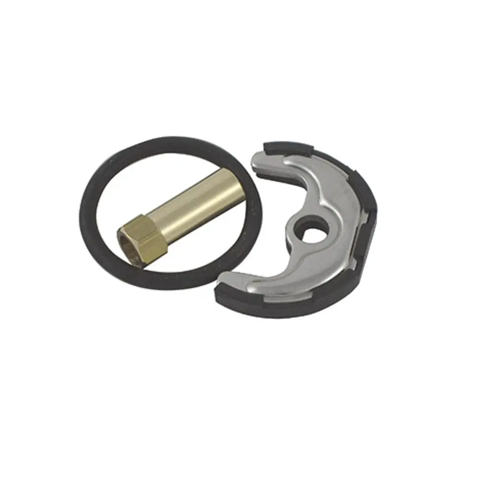 Befestigungssatz von Kludi, bestehend aus einem metallischen Halteclip, einem O-Ring und einem zylindrischen Element.